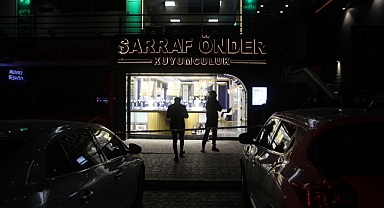 Biber gazıyla kuyumcuya giren maskeli 3 kişi, imitasyon bilezikleri çaldı