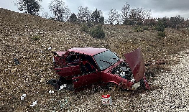 Devrilen otomobildeki 5 kişi yaralandı