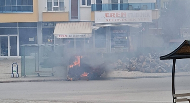 Elektrikli üç tekerlekli motosiklet alev alev yandı 
