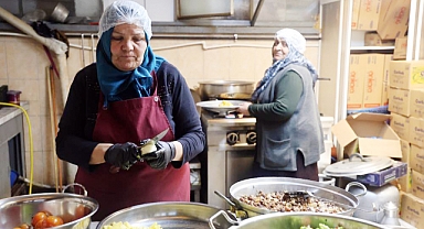  Emekli Sema öğretmen aşevinde engelli ve kimsesizlere 