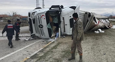 Ereğli'de iplik yüklü tır devrildi,1 kişi yaralandı