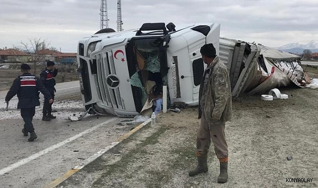 Ereğli'de iplik yüklü tır devrildi,1 kişi yaralandı