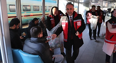 İftar vaktine yolda yakalananlara iftarlık ikram edildi