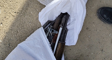 Kalaşnikof dolu çuvalı yola attılar