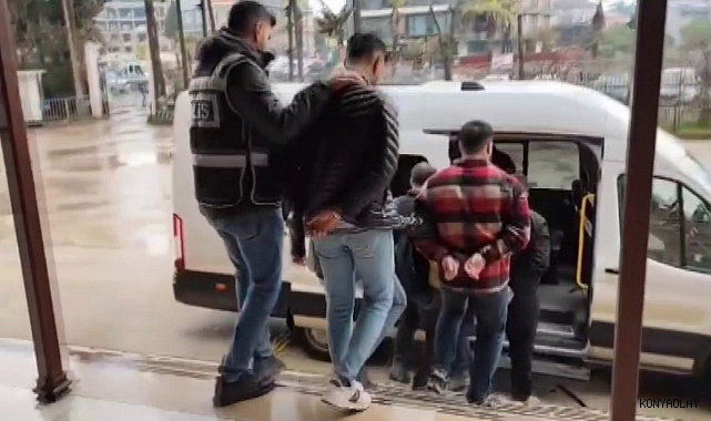 Kalaşnikof dolu çuvalı yola attılar