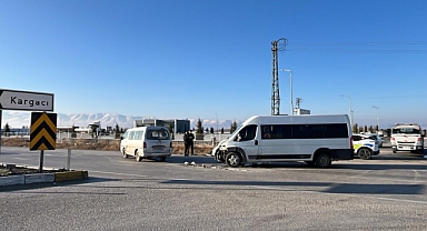 Kamyonet ile okul servis minibüsü çarpıştı: 5 yaralı