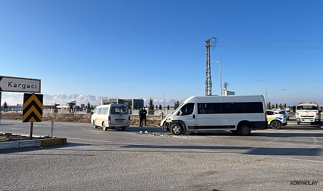 Kamyonet ile okul servis minibüsü çarpıştı: 5 yaralı