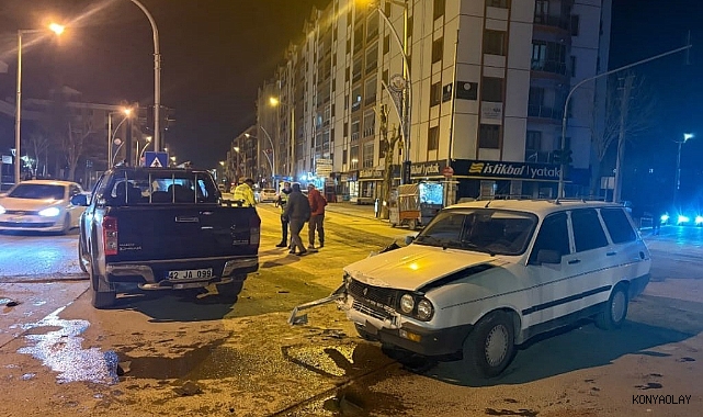 Kamyonet ile otomobil çarpıştı: 1 yaralı