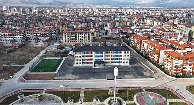 Karatay'da 8 okula FIFA standardında yeni halı saha