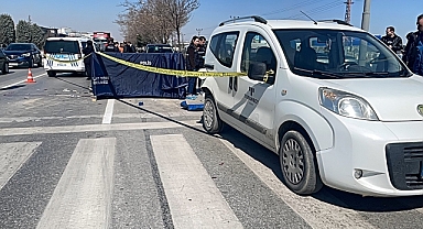 Kırmızı ışıkta bekleyen hafif ticari araca motosiklet çarptı: 1 ölü