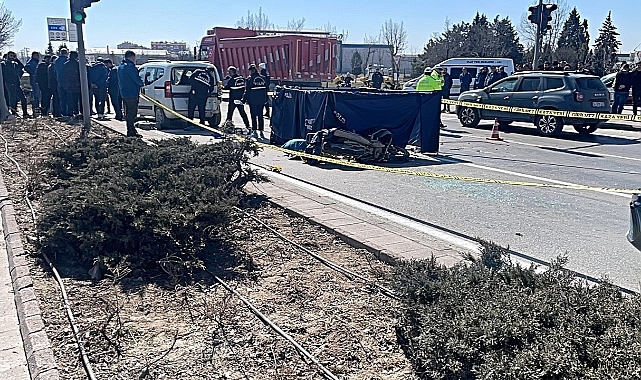 Kırmızı ışıkta bekleyen hafif ticari araca motosiklet çarptı: 1 ölü