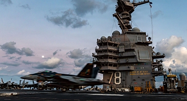 Kızıldeniz’de Korku Dolu Dakikler: Dünyanın En Büyük Uçak Gemisi Alevlere Teslim