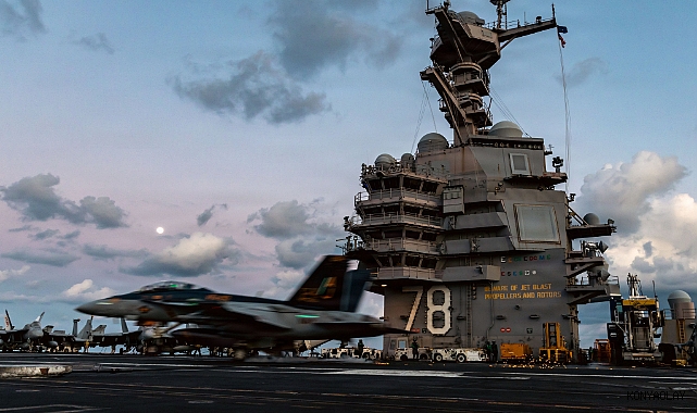 Kızıldeniz’de Korku Dolu Dakikler: Dünyanın En Büyük Uçak Gemisi Alevlere Teslim