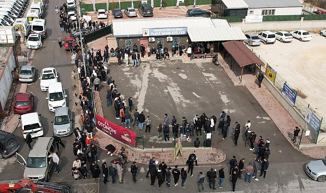Konya'da metrelerce plaka değiştirme kuyruğu