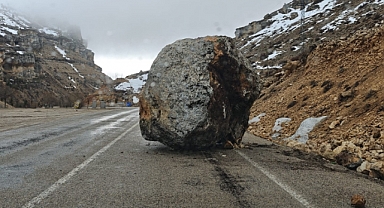 Konya yoluna dev kaya düştü