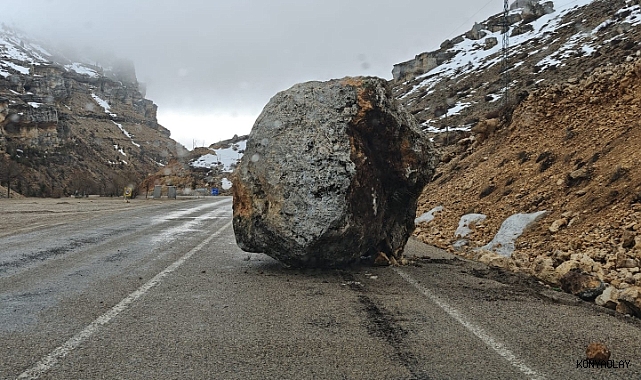 Konya yoluna dev kaya düştü