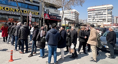 Maaşı alan altın ve dovize koştu