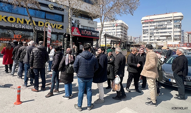 Maaşı alan altın ve dovize koştu