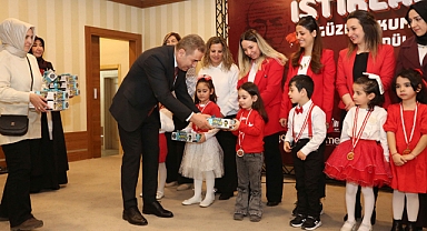 Meram'da İstiklal marşını en güzel okuyan minkler yine sahnede