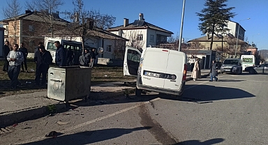Öğrenci servisi ile hafif ticari araç çarpıştı: 2 yaralı