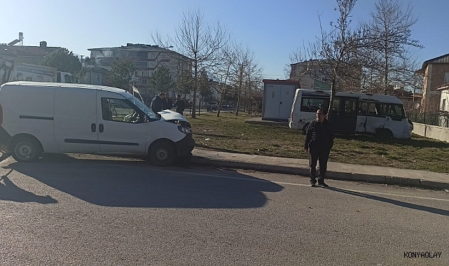 Öğrenci servisi ile hafif ticari araç çarpıştı: 2 yaralı