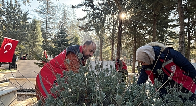 Şehitliklerde temizlik ve bakım çalışmaları başlatıldı