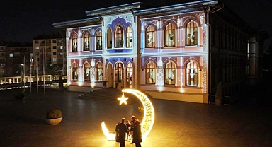 Siyer Sergisi ve Mukaddes Emanetler Sergisi Kadir Gecesi'nde doldu taştı 