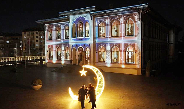 Siyer Sergisi ve Mukaddes Emanetler Sergisi Kadir Gecesi'nde doldu taştı 