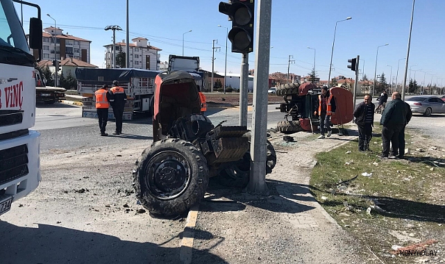 Tırın çarptığı traktör ikiye bölündü, sürücüsü yaralı kurtuldu