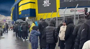 Yağmura çamura aldırmadılar! Ne kuyruğu olduğunu tahmin edemezsiniz