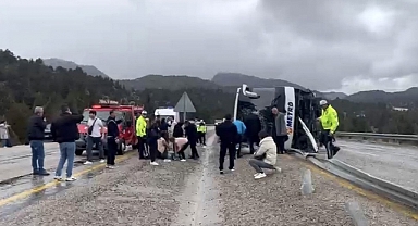 Yolcu otobüsü devrildi çok sayıda yaralılar var