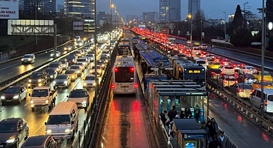  13 Nisan Pazartesi hangi ilçelerde trafik var, hangi yollar kapalı? İstanbul'da trafik var mı? SON DAKİKA!