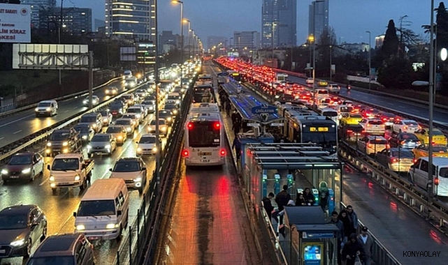  13 Nisan Pazartesi hangi ilçelerde trafik var, hangi yollar kapalı? İstanbul'da trafik var mı? SON DAKİKA!