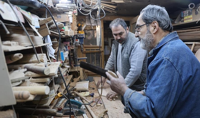 Baba oğul plastiğe karşı ahşap ustalığını yaşatıyor