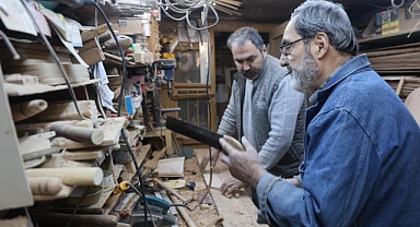Baba oğul plastiğe karşı ahşap ustalığını yaşatıyor