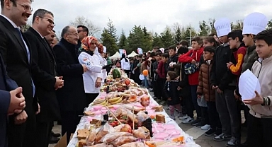 Beyşehir Belediye Başkanı'ndan 42 metrelik sofraya davet