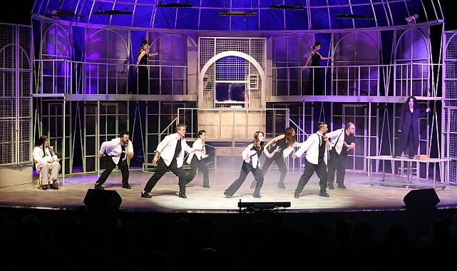 Kafesten Bir Kuş Uçtu 