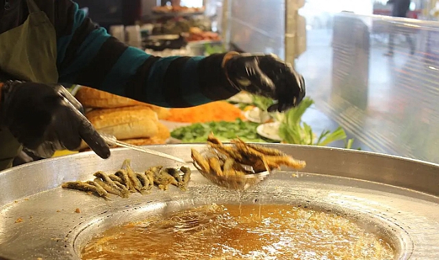 Konya'da hamsi festivalinde hamsi dağıtmadılar, konserler de iptal