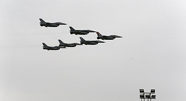 Konya'da SOLOTÜRK ve Türk Yıldızları'ndan öğrencilere 23 Nisan gösterisi