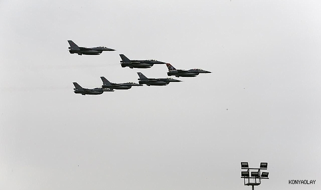 Konya'da SOLOTÜRK ve Türk Yıldızları'ndan öğrencilere 23 Nisan gösterisi