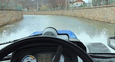 Konya'da traktör suda gitti