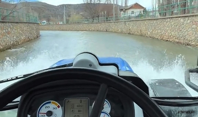 Konya'da traktör suda gitti