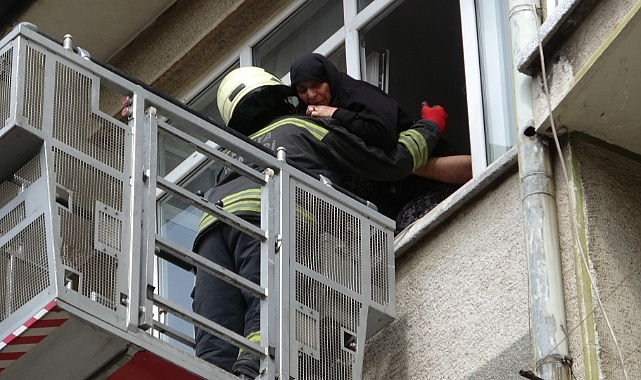 Konya'da yangında mahsur kalanlar böyle kurtarıldı