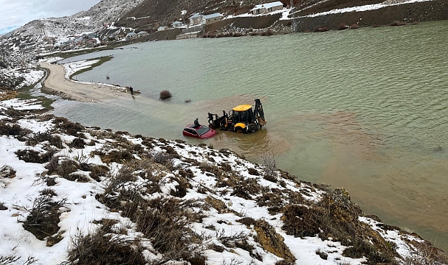 Konya'da yol sular altında kaldı... Aile ölümden döndü