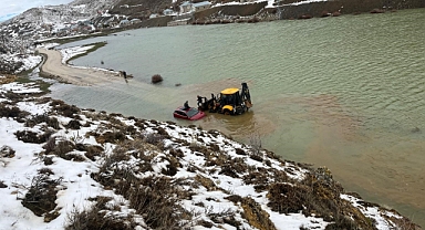 Konya'da yol sular altında kaldı... Aile ölümden döndü
