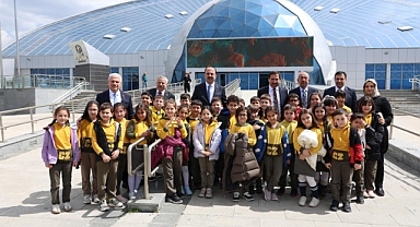 Konya protokolü Bilim Merkezi’nde öğrencilerle buluştu