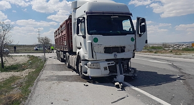 Konya tır ile hafif ticari araç çarpıştı: 1 ölü