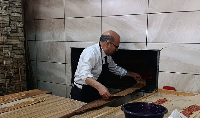 Konyalı siyasetçi, küreği eline aldı etli ekmek pişirdi