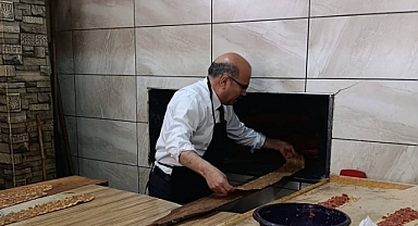 Konyalı siyasetçi, küreği eline aldı etli ekmek pişirdi