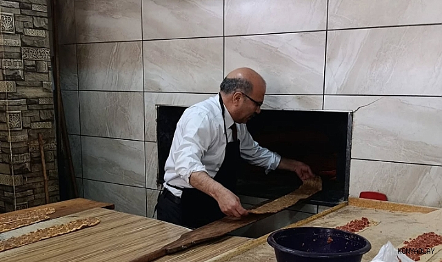 Konyalı siyasetçi, küreği eline aldı etli ekmek pişirdi